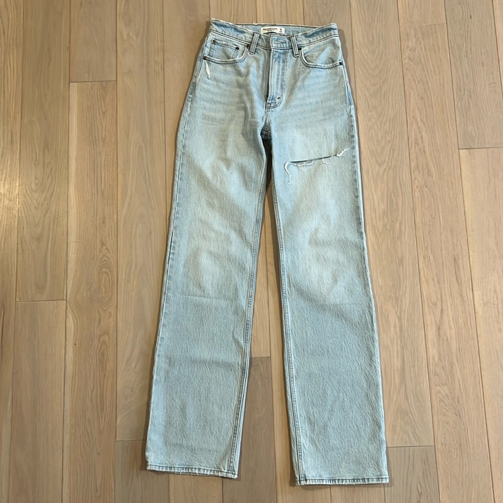 Abercrombie & Fitch Women’s 90’s Relaxed High Rise Jean